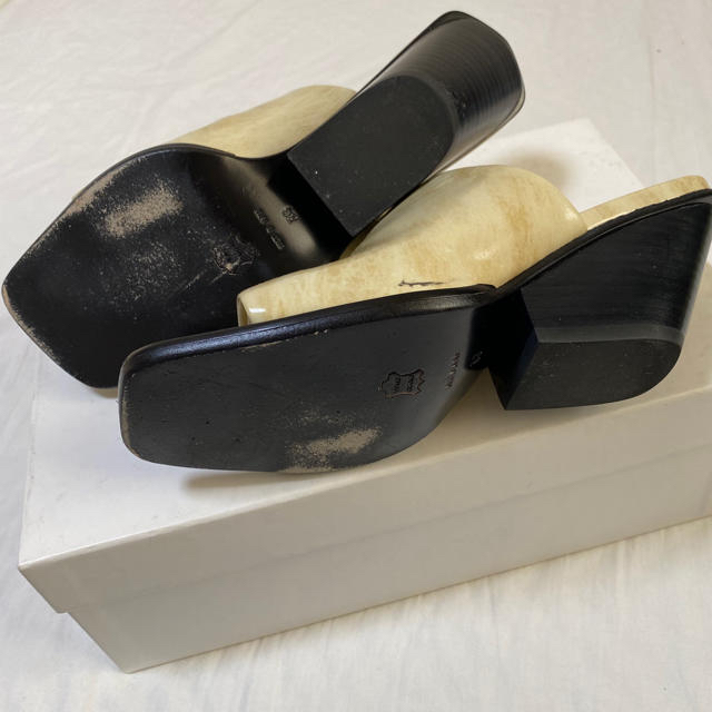 BEAUTY&YOUTH UNITED ARROWS(ビューティアンドユースユナイテッドアローズ)のUNTISHOLD サンダル 人気完売カラー White レディースの靴/シューズ(サンダル)の商品写真