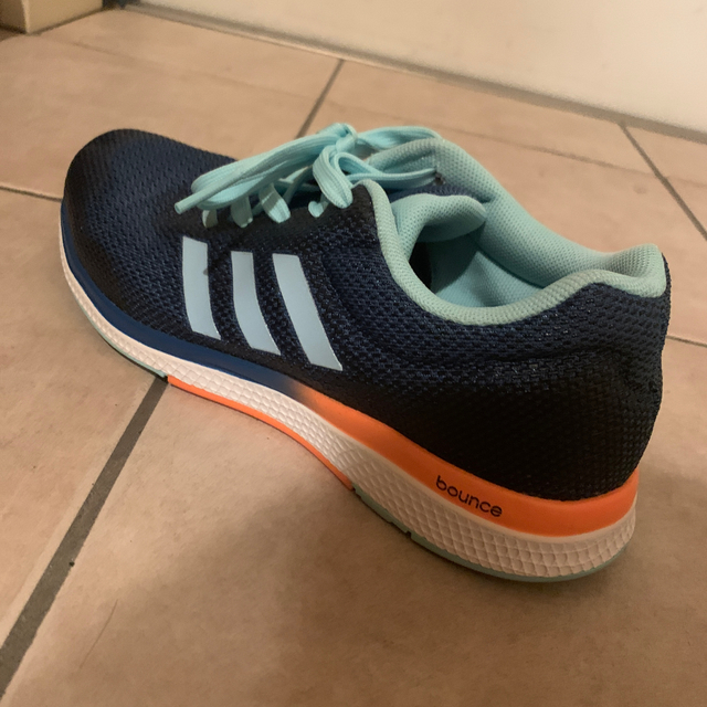 adidas(アディダス)の美品 アディダス スニーカー  ランニングシューズ 24.5cm スポーツ/アウトドアのランニング(シューズ)の商品写真