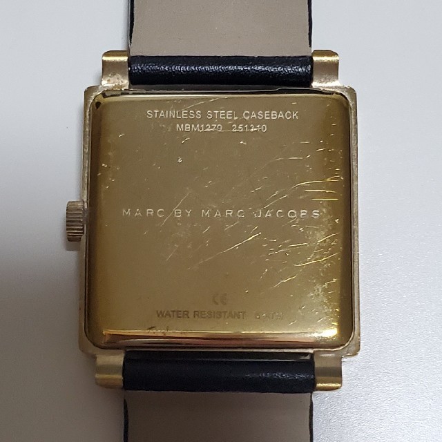 MARC BY MARC JACOBS(マークバイマークジェイコブス)のmarc by marc jacobs ゴールド×ブラック スクエアウォッチ レディースのファッション小物(腕時計)の商品写真