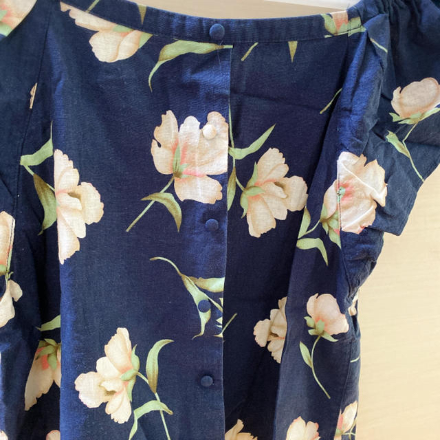 花柄　ネイビーブラウス レディースのトップス(シャツ/ブラウス(半袖/袖なし))の商品写真