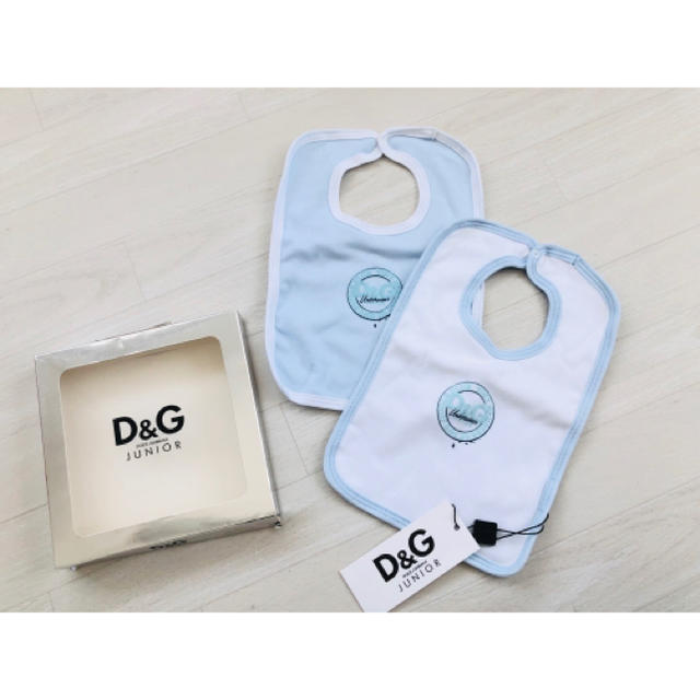 DOLCE&GABBANA(ドルチェアンドガッバーナ)の【新品】D&Gジュニア　スタイ２枚セット　水色　白 キッズ/ベビー/マタニティのこども用ファッション小物(ベビースタイ/よだれかけ)の商品写真