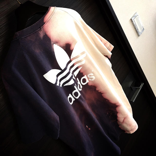 adidas(アディダス)の【激レア1点物】adidasビッグロゴ×ブリーチtシャツ【90's古着リメイク】 メンズのトップス(Tシャツ/カットソー(半袖/袖なし))の商品写真