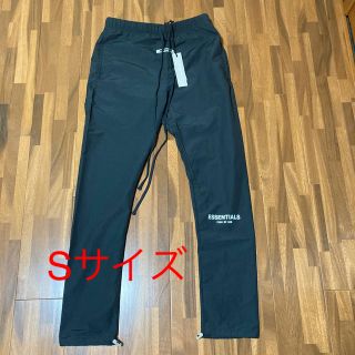 フィアオブゴッド(FEAR OF GOD)のESSENTIALS ナイロンパンツ　新品未使用　Sサイズ(ワークパンツ/カーゴパンツ)