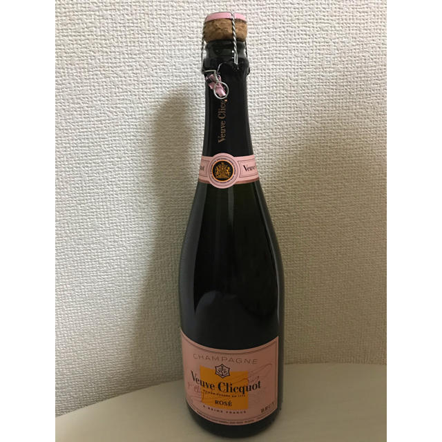 MOËT & CHANDON(モエエシャンドン)のヴーヴ ・クリコ  ローズ 食品/飲料/酒の酒(シャンパン/スパークリングワイン)の商品写真