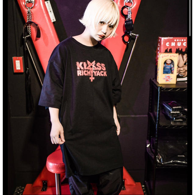 MILKBOY(ミルクボーイ)のKRY  「TENOHIRA」  BIG Tシャツ　新品未開封　ブラックレッド メンズのトップス(Tシャツ/カットソー(半袖/袖なし))の商品写真