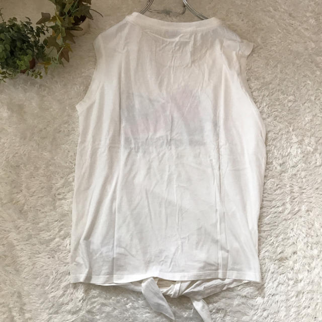 moussy(マウジー)の【マウジー 】ノースリーブＴシャツ　カットソー　タンクトップ　裾リボン 白 レディースのトップス(タンクトップ)の商品写真