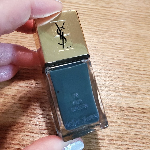 Yves Saint Laurent Beaute(イヴサンローランボーテ)のイブサンローラン ララッククチュール 76 コスメ/美容のネイル(マニキュア)の商品写真