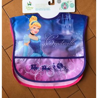 ディズニー(Disney)のシンデレラ他キャラクター防水スタイ二枚セット新品(ベビースタイ/よだれかけ)