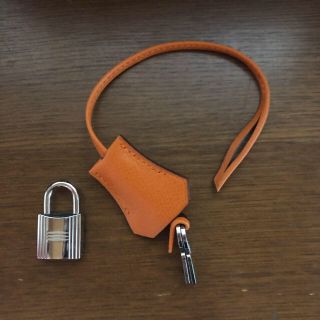 エルメス(Hermes)の極美品 エルメス クロシェット ヴォーエプソン オレンジ(チャーム)