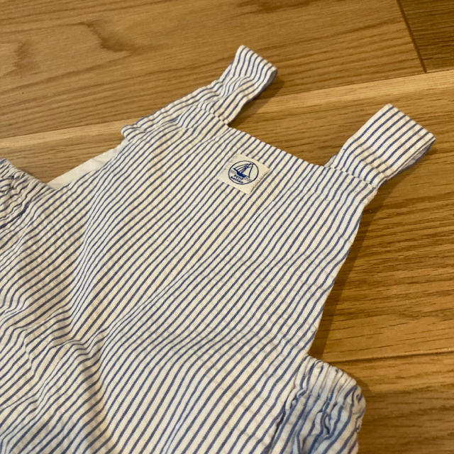 PETIT BATEAU(プチバトー)のプチバトー☆サッカーストライプ☆サロペット キッズ/ベビー/マタニティのベビー服(~85cm)(ロンパース)の商品写真