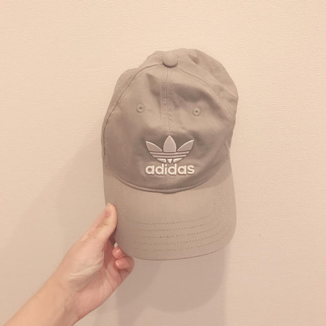 adidas(アディダス)のadidasグレーのキャップ メンズの帽子(キャップ)の商品写真