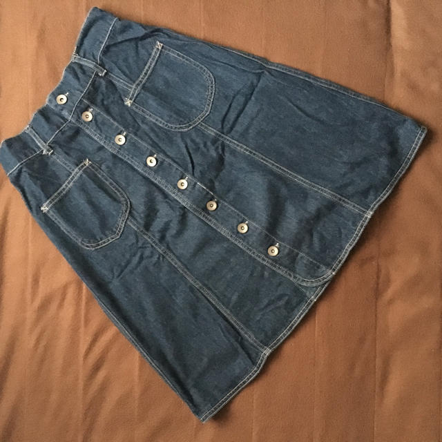 w closet(ダブルクローゼット)の青文字モデル多数着用 台形デニムスカート レディースのスカート(ひざ丈スカート)の商品写真