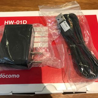 エヌティティドコモ(NTTdocomo)のドコモ　　HW-01D キッズケータイ　充電器　アダプター　ケーブル(バッテリー/充電器)