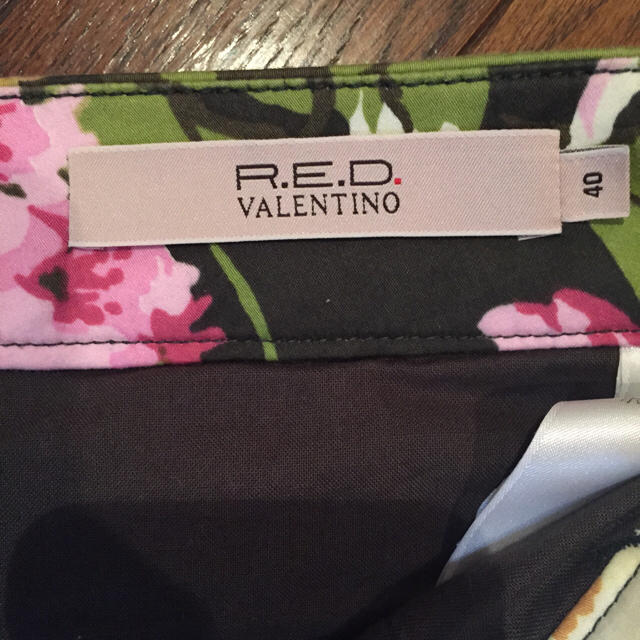 RED VALENTINO(レッドヴァレンティノ)のレッドバレンチノ♡花柄パンツ レディースのパンツ(クロップドパンツ)の商品写真