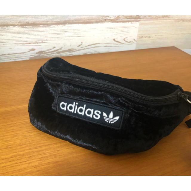 adidas(アディダス)の新品 adidas アディダス ウエストバッグ ウエストポーチ ベルベット レディースのバッグ(ボディバッグ/ウエストポーチ)の商品写真