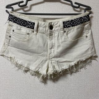 アメリカンイーグル(American Eagle)のAmericanEagle ウエストビーズ　ショートパンツ ホワイト(ショートパンツ)