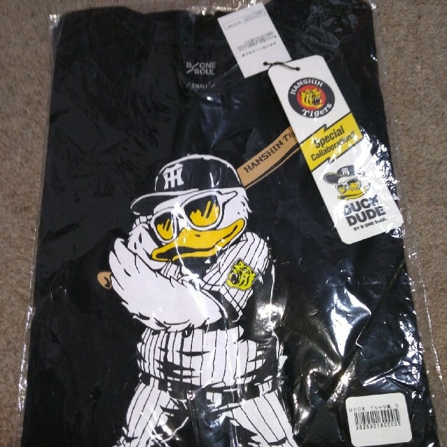 阪神タイガース(ハンシンタイガース)の阪神タイガース　DUCKコラボＴシャツ スポーツ/アウトドアの野球(ウェア)の商品写真