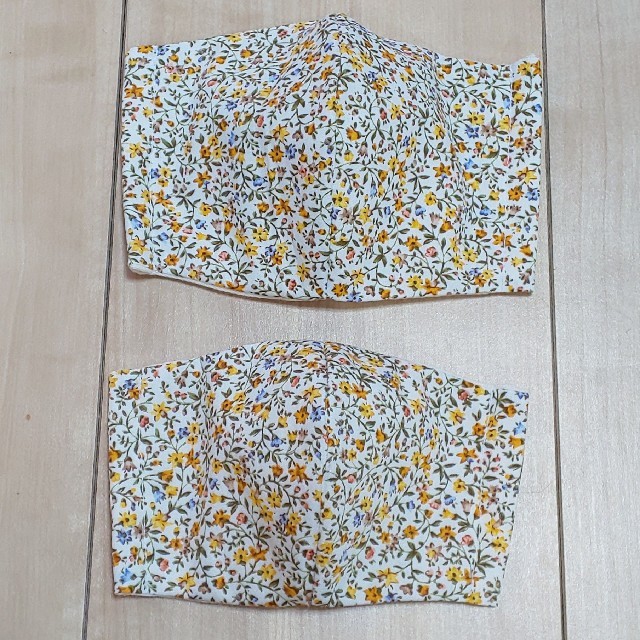 【親子セット】黄色い小花柄インナーマスク ハンドメイドのキッズ/ベビー(外出用品)の商品写真