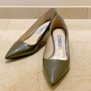 プラダ(PRADA)の【ほぼ新品】PRADA エナメルパンプス 23-23.5cm カーキ(ハイヒール/パンプス)