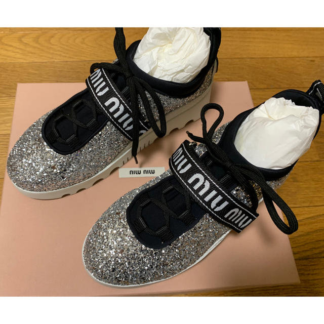 miumiu(ミュウミュウ)の新品未使用☆miumiu シルバー グリッタースニーカー 37 レディースの靴/シューズ(スニーカー)の商品写真