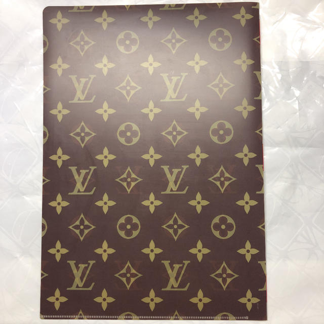 LOUIS VUITTON(ルイヴィトン)の《ルイ・ヴィトン 》クリアファイル&冊子 エンタメ/ホビーの雑誌(ファッション)の商品写真