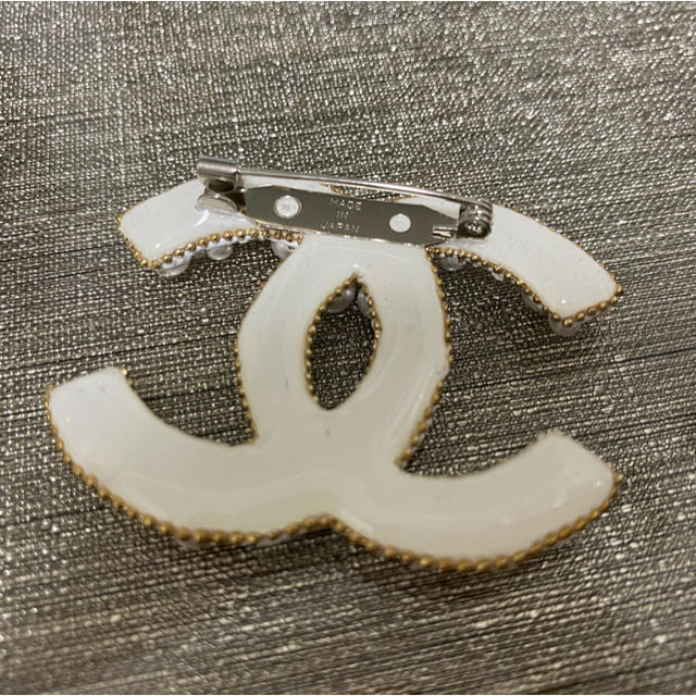 CHANEL(シャネル)の🚗三連休限定🚗CHANEL ノベルティーブローチ ハンドメイドのアクセサリー(コサージュ/ブローチ)の商品写真