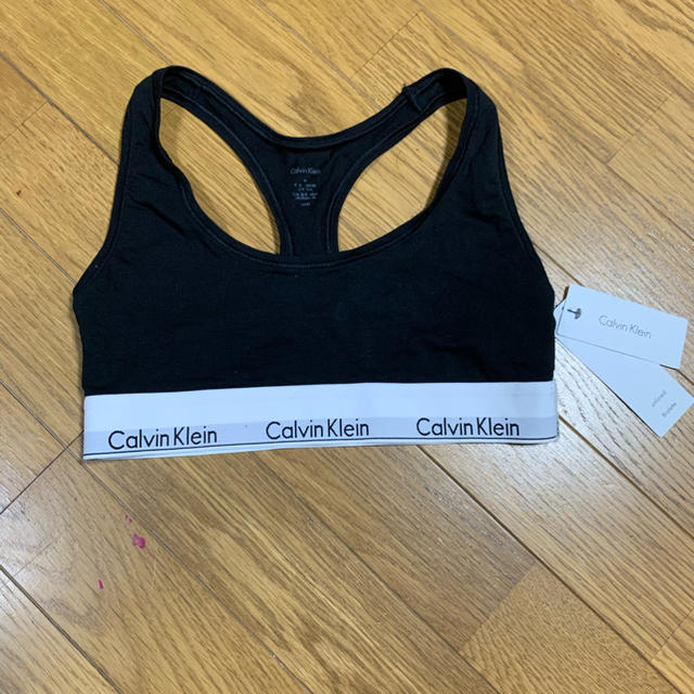 Calvin Klein(カルバンクライン)の新品！calvin klein スポーツブラ スポーツ/アウトドアのトレーニング/エクササイズ(トレーニング用品)の商品写真