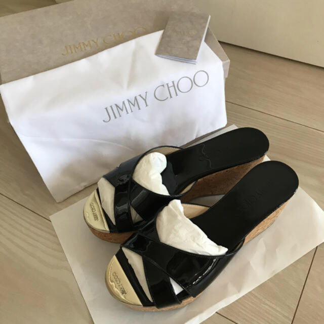 JIMMY CHOO(ジミーチュウ)のジミーチュウ エナメル パテント ブラック サンダル レディースの靴/シューズ(サンダル)の商品写真