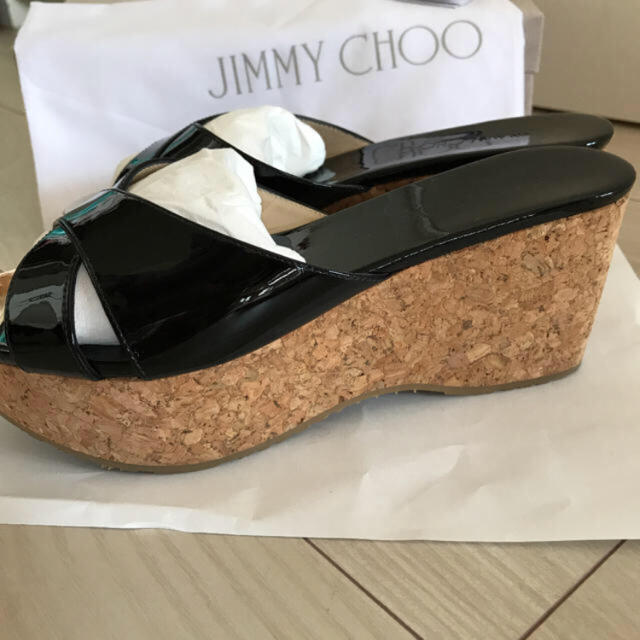 JIMMY CHOO(ジミーチュウ)のジミーチュウ エナメル パテント ブラック サンダル レディースの靴/シューズ(サンダル)の商品写真