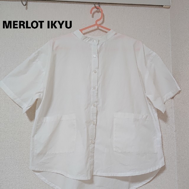 merlot(メルロー)のMERLOT IKYU コットンバンドカラーブラウス レディースのトップス(シャツ/ブラウス(半袖/袖なし))の商品写真