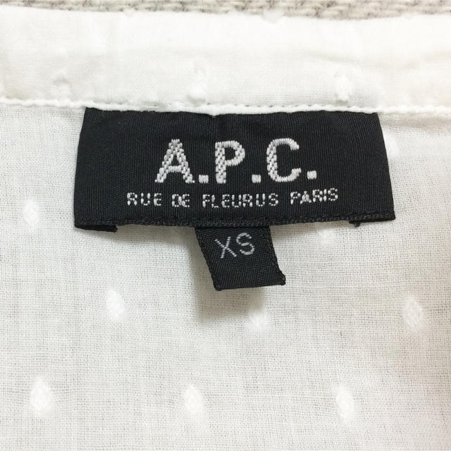 A.P.C(アーペーセー)のA.P.C. インド綿ドット柄パフスリーブブラウス  ホワイト アーペーセー レディースのトップス(シャツ/ブラウス(半袖/袖なし))の商品写真