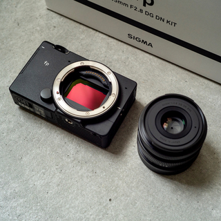 シグマ(SIGMA)のSIGMA fp 45mm F2.8 DG DN レンズキット ACアダプター付(ミラーレス一眼)