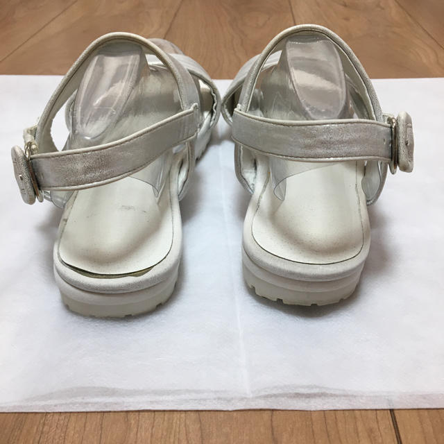LEPSIM LOWRYS FARM(レプシィムローリーズファーム)のLEPSIM シルバー×白 ペタンコ サンダルL24~24.5ストラップサンダル レディースの靴/シューズ(サンダル)の商品写真
