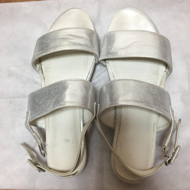 LEPSIM LOWRYS FARM(レプシィムローリーズファーム)のLEPSIM シルバー×白 ペタンコ サンダルL24~24.5ストラップサンダル レディースの靴/シューズ(サンダル)の商品写真