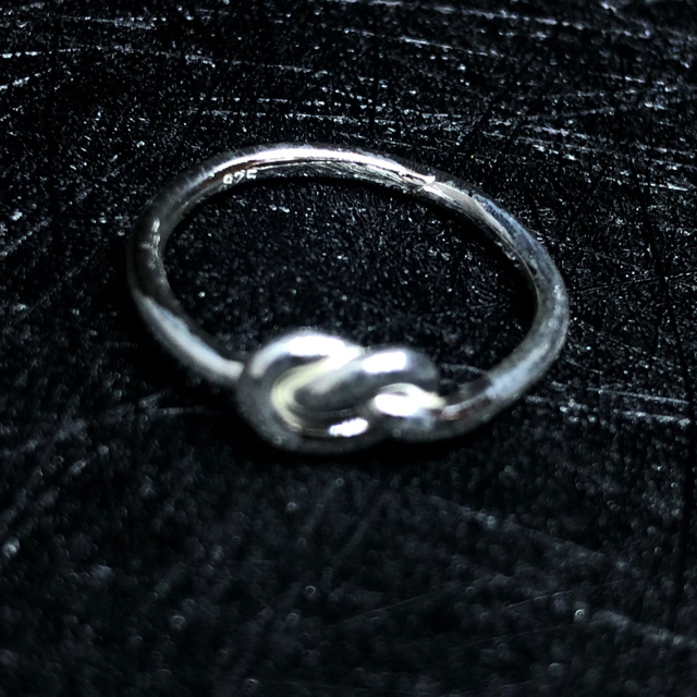ノット　シルバー925 リング 縁結び　ねじり　ギフト　お洒落　銀　指輪 レディースのアクセサリー(リング(指輪))の商品写真