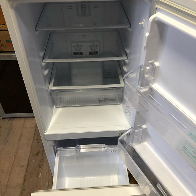 三菱(ミツビシ)の三菱　ノンフロン冷凍冷蔵庫 　MR-P15ED-KW    2018年製 スマホ/家電/カメラの生活家電(冷蔵庫)の商品写真
