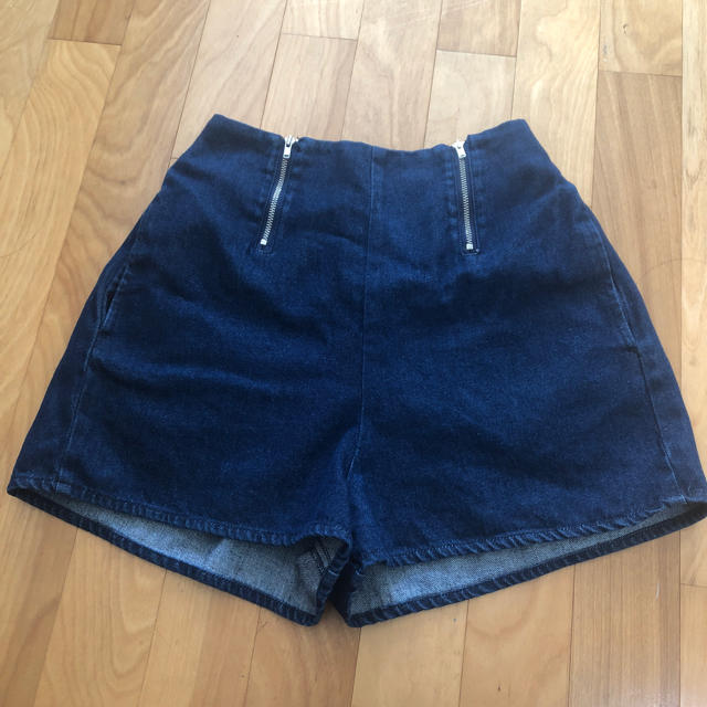 ZARA(ザラ)のハイウエスト　デニムショートパンツ レディースのパンツ(ショートパンツ)の商品写真