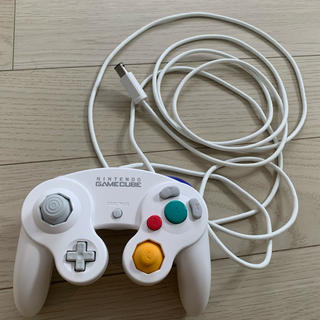 ニンテンドースイッチ(Nintendo Switch)のゲームキューブコントローラーホワイト2個　接続タップ(ゲーム)