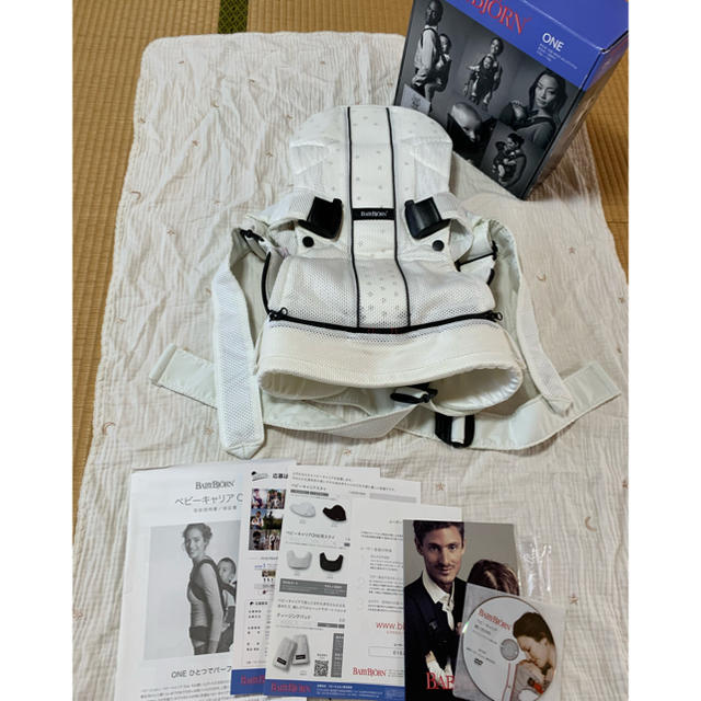 BABYBJORN(ベビービョルン)のベビービョルン  抱っこ紐　メッシュ　ホワイト　白　ONE one キッズ/ベビー/マタニティの外出/移動用品(抱っこひも/おんぶひも)の商品写真