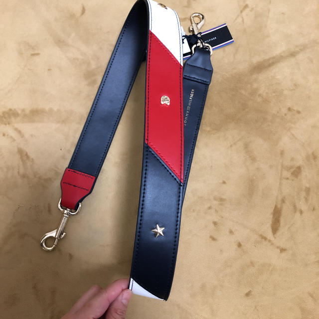 TOMMY HILFIGER(トミーヒルフィガー)のショルダーベルト レディースのバッグ(ショルダーバッグ)の商品写真