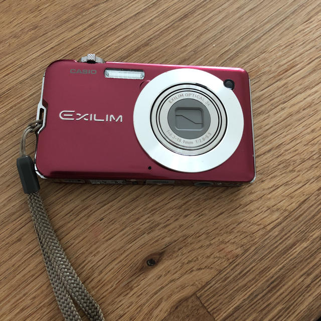 CASIO(カシオ)のCASIOデジカメ　CASIO EXILIM CARD EX-S10RD スマホ/家電/カメラのカメラ(コンパクトデジタルカメラ)の商品写真