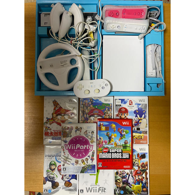 Wii(ウィー)のWii 本体 Wii Fitヌンチャク ハンドル ソフト8本セット 初期化済み エンタメ/ホビーのゲームソフト/ゲーム機本体(家庭用ゲーム機本体)の商品写真