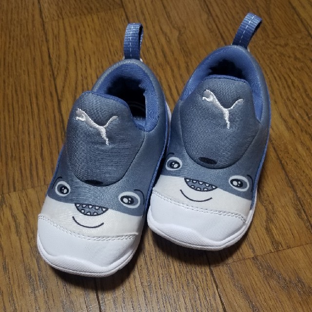 PUMA(プーマ)のプーマ　サメ キッズ/ベビー/マタニティのベビー靴/シューズ(~14cm)(スリッポン)の商品写真