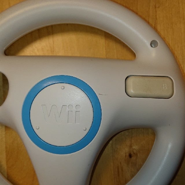 Wii(ウィー)の[値下げしました]wii  マリオカート ハンドル エンタメ/ホビーのゲームソフト/ゲーム機本体(家庭用ゲーム機本体)の商品写真