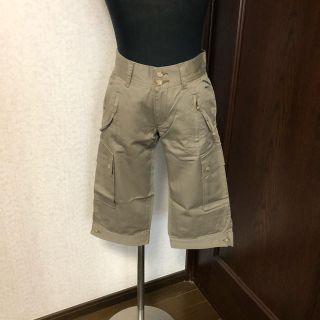 フェリシモ(FELISSIMO)のフェリシモ　ひざ丈パンツ　カジュアル　カーゴ　スモーキーカーキ(カジュアルパンツ)