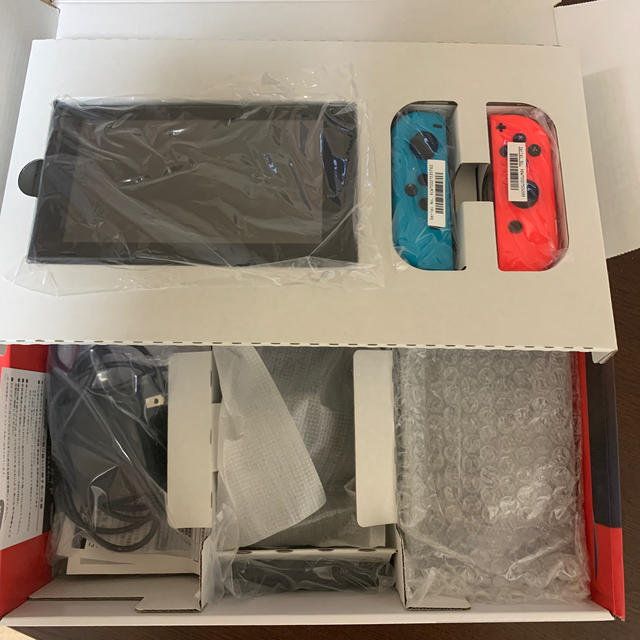 Nintendo Switch(ニンテンドースイッチ)のNintendo Switch とあつまれどうぶつの森 エンタメ/ホビーのゲームソフト/ゲーム機本体(家庭用ゲーム機本体)の商品写真