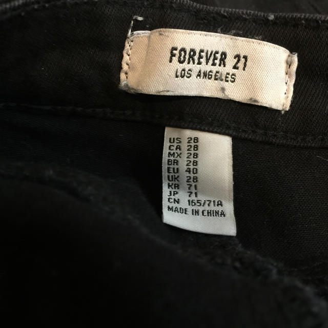 FOREVER 21(フォーエバートゥエンティーワン)の【美品】FOREVER21.すそフリンジブラックパンツ レディースのパンツ(デニム/ジーンズ)の商品写真