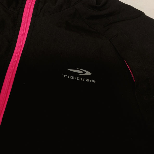 TIGORA(ティゴラ)のTIGORA ランニングウェア　アウター　Sサイズ　ブラック スポーツ/アウトドアのランニング(ウェア)の商品写真