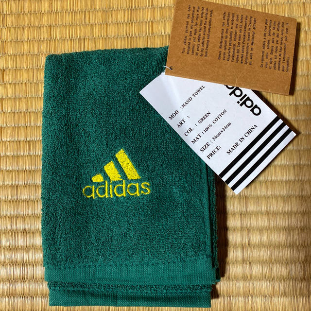 adidas(アディダス)のadidasフェイスタオル インテリア/住まい/日用品の日用品/生活雑貨/旅行(タオル/バス用品)の商品写真