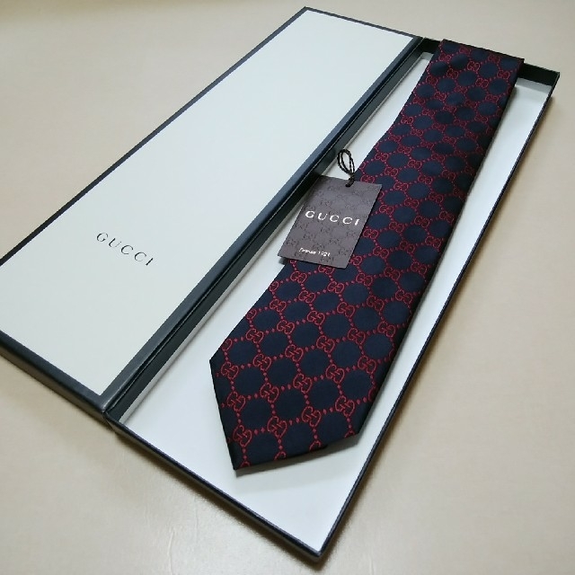 Gucci(グッチ)の★新品未使用 タグ付★グッチ GG柄ネクタイ　現行モデル　紺×赤　8cm幅 メンズのファッション小物(ネクタイ)の商品写真